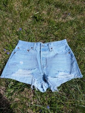 💙EUC Levi's 501 Button Fly Light Blue Distressed Denim Cutoff Shorts, 28